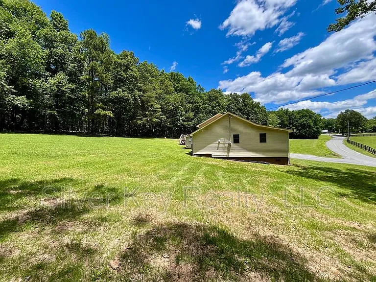 1719 Reed Rd — Photo 4