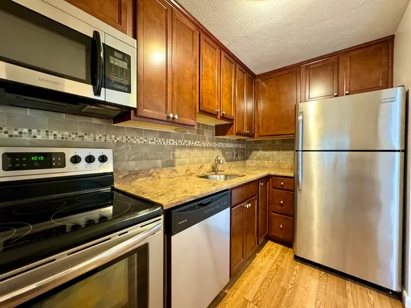96 Fountain Ln APT 11, Weymouth, MA 02190
