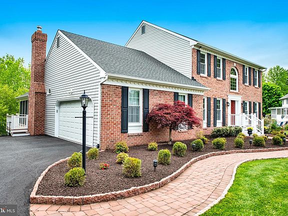 3rd image of 303 Rolling Knoll Dr