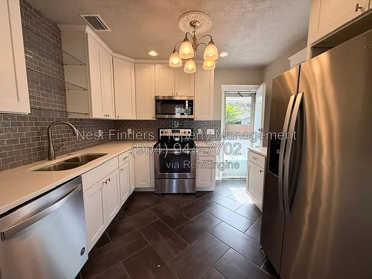 1309 Macarthur St — Photo 10