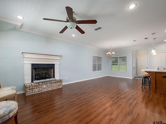 3rd image of 209 Walnut St