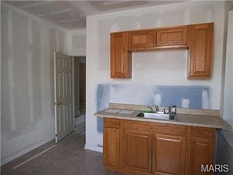 4th image of 945 Catalpa St
