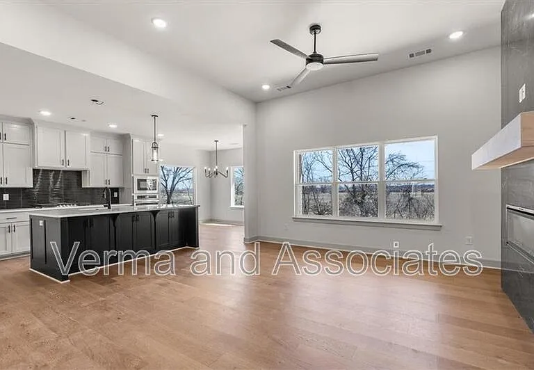 1050 Whistler St — Photo 9