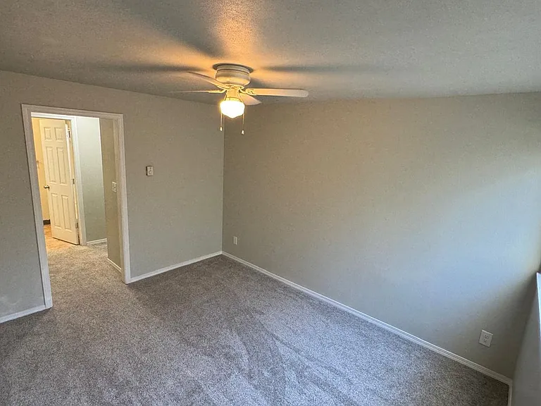 915 SW Adams Ave — Photo 18