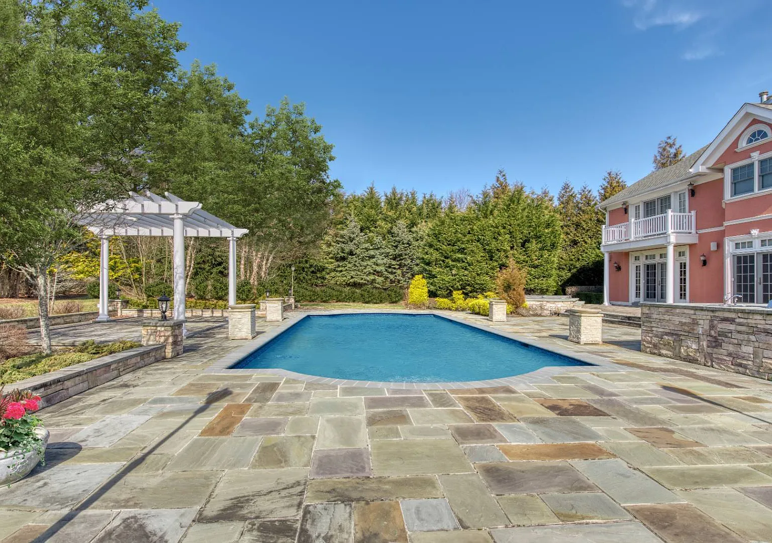Immaculate 6 Bedroom SOH — Photo 2
