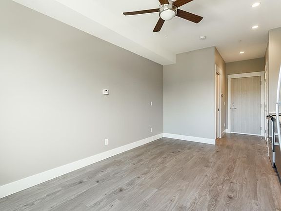 5th image of 925 Leon Ave #402