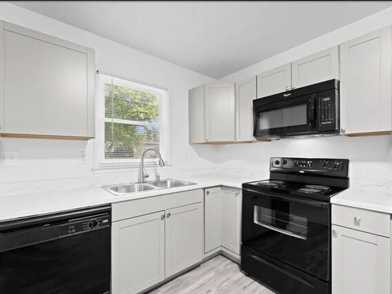 1008 Trinity St — Photo 3