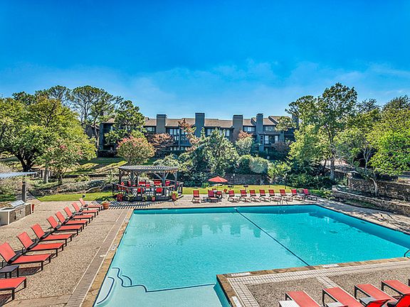Tranquil Poolside Escape at Las Colinas Heights, Irving
