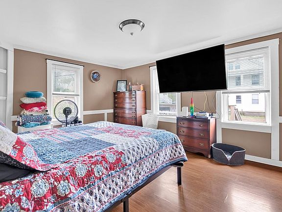 5th image of 28 Youngs Ave