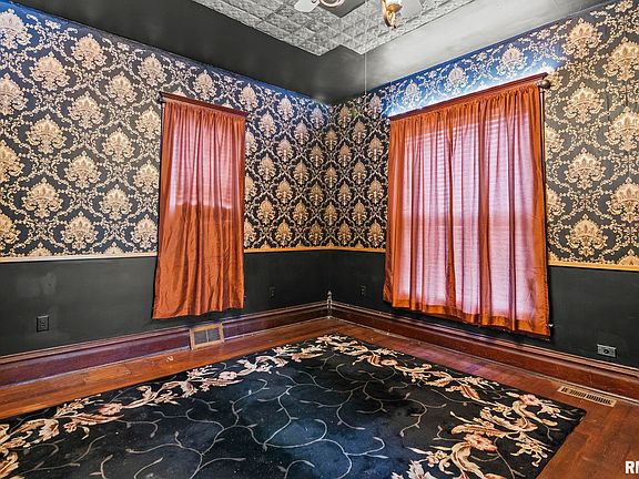 5th image of 227 N Walnut St