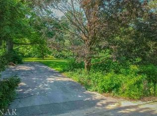 27 Sunset Rd, Bloomington, IL 61701