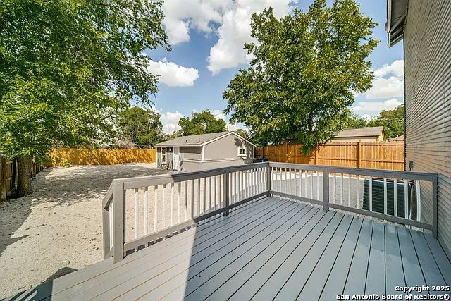 811 W Kings Hwy — Photo 36