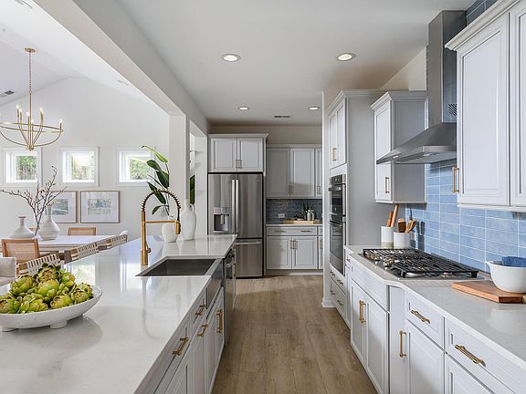 Kitchen w Split Cooking option