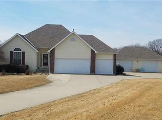 15216 Hills Rd, Kearney, MO 64060