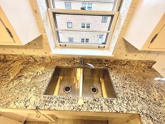 4th image of 6801 W Sunnyside Ave #2W