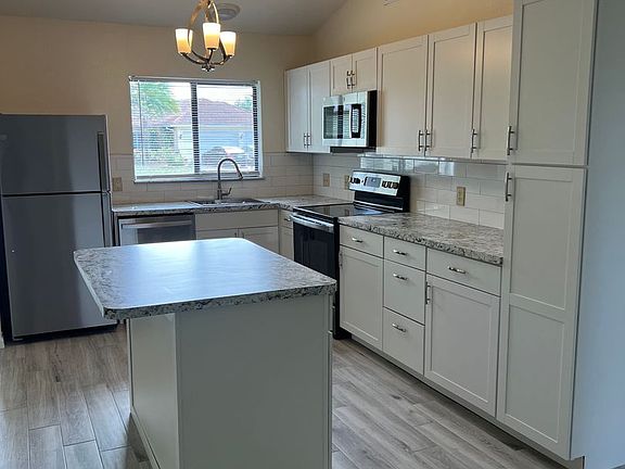 3rd image of 3223 SE Quay St