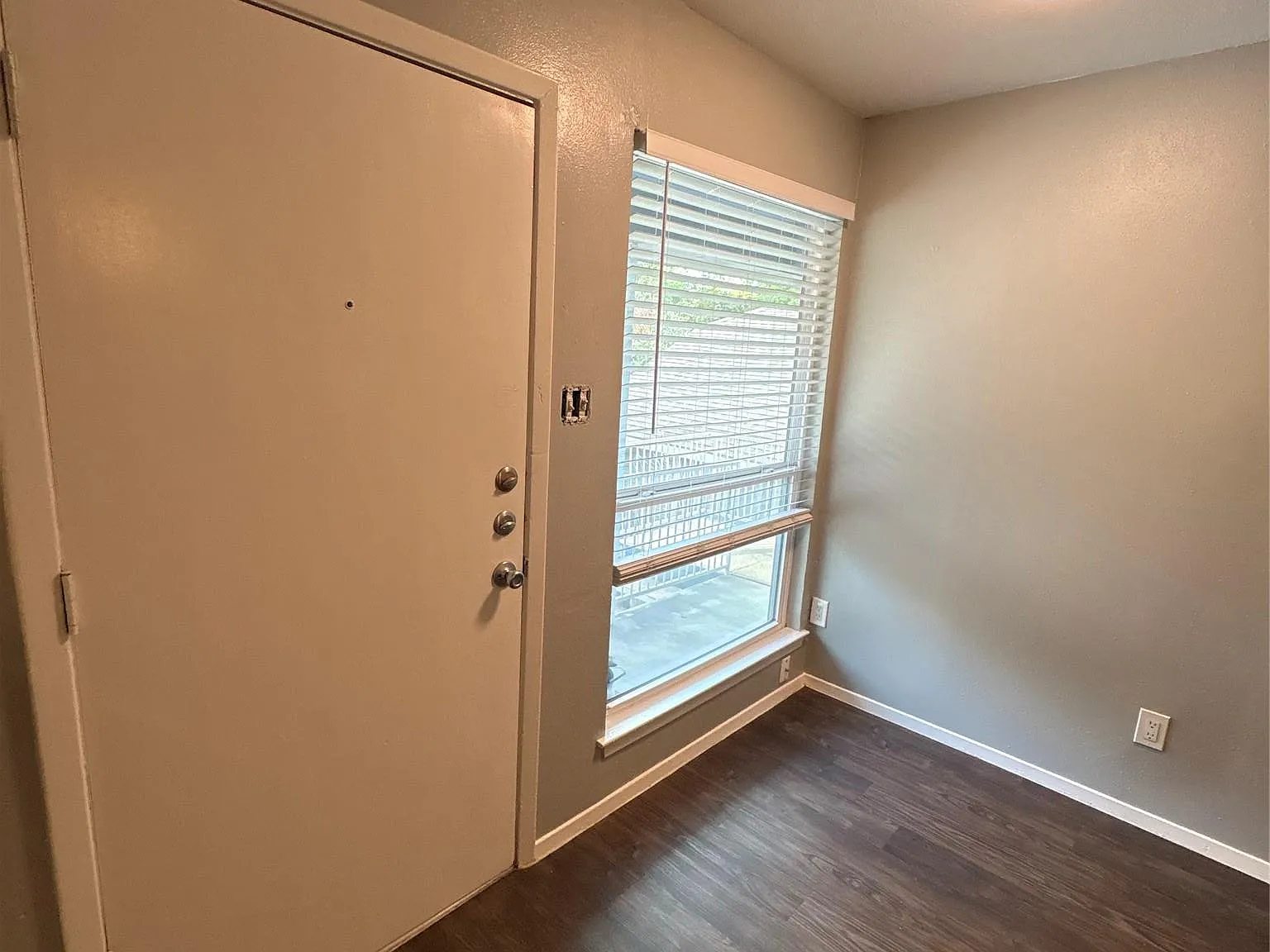 Studio, 1.0 bath, 405 sqft, $875 — Photo 2