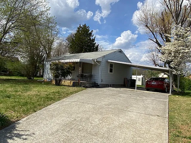 707 Crystal Dr — Photo 2