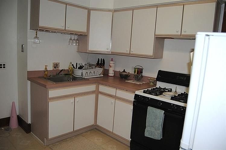 2nd image of 275 E 6th St