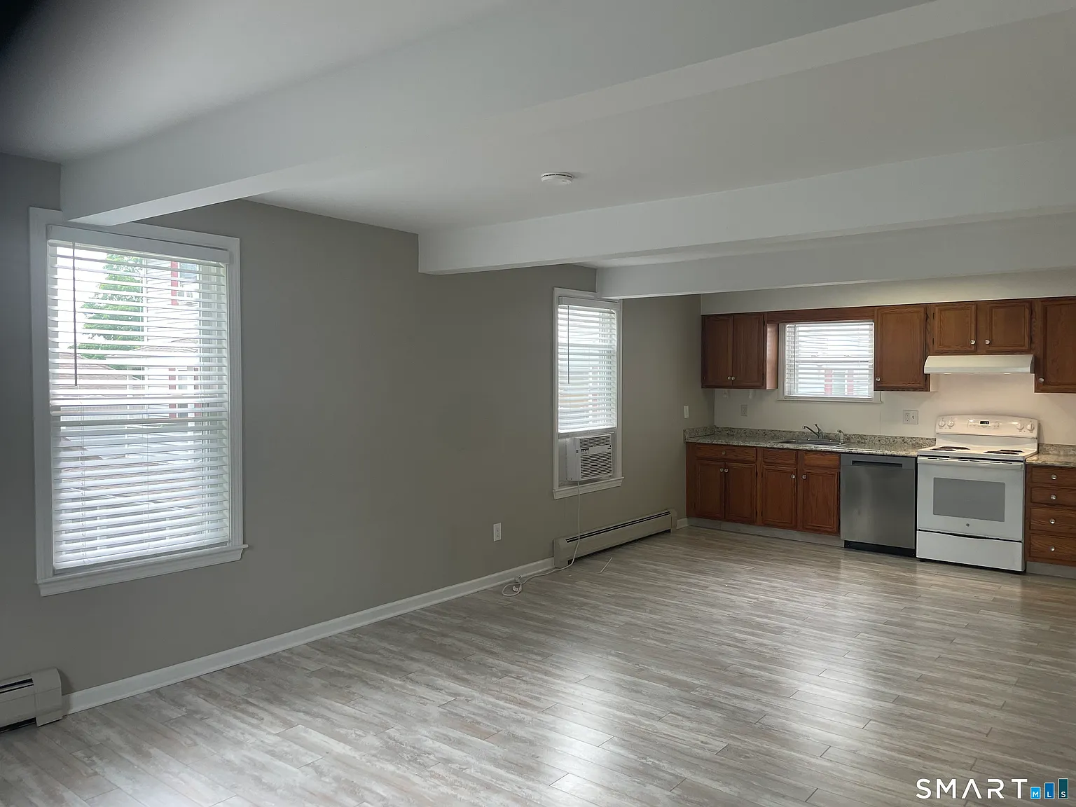 2 bed, 1.0 bath, 900 sqft, $2,000 — Photo 2