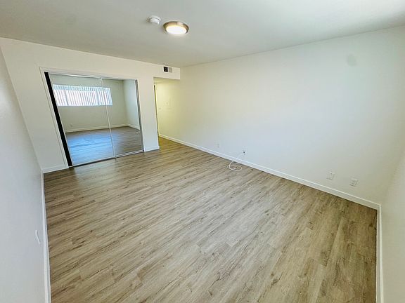 5th image of 13951 Moorpark St APT 208