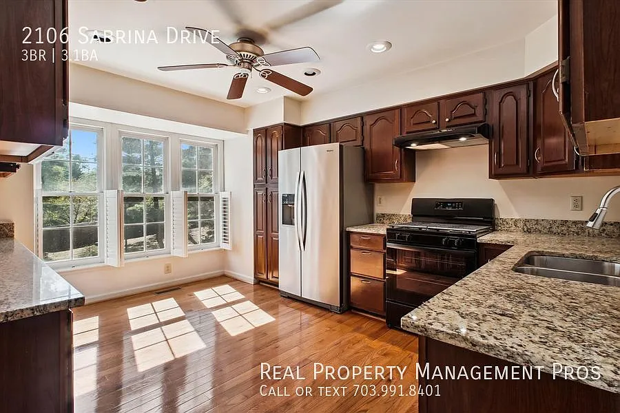 Spacious & Sunny Tyson's Corner Townhouse! — Photo 3