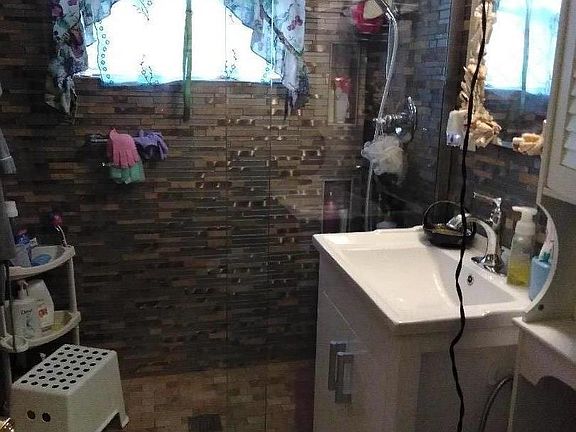 5th image of 2151 Clarke Ave