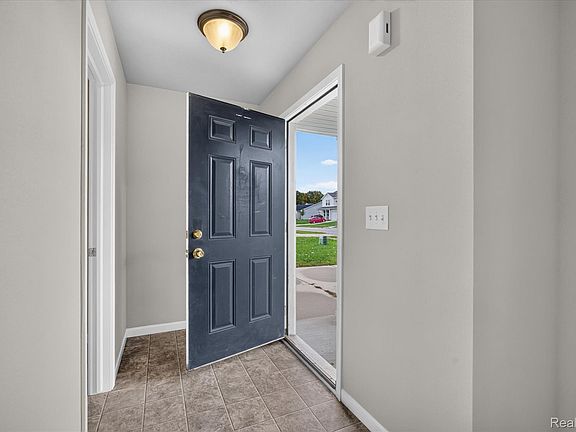 4th image of 344 Saddlebrook Dr