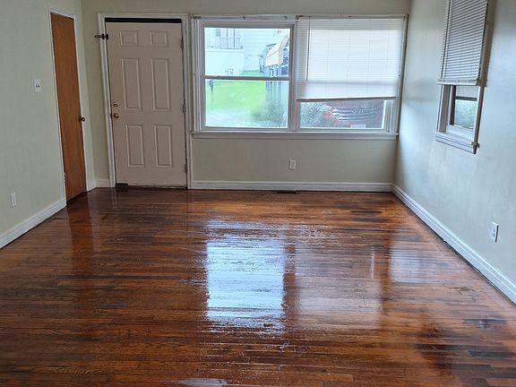 4th image of 210 Foster St