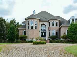 5612 Oakwood Rd, Long Grove, IL 60047