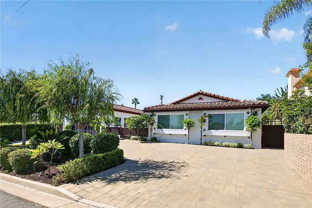5 bed, 3.5 bath, 2550 sqft, $5,500 — Photo 2