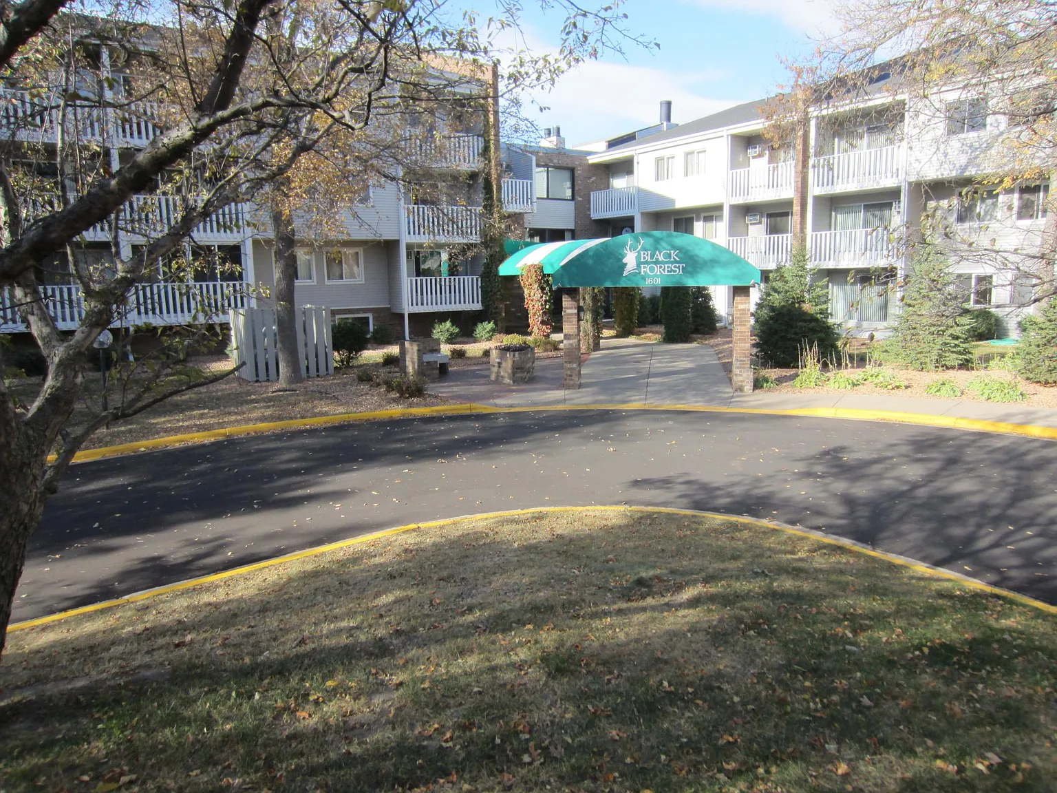 1601 N Innsbruck Dr — Photo 2