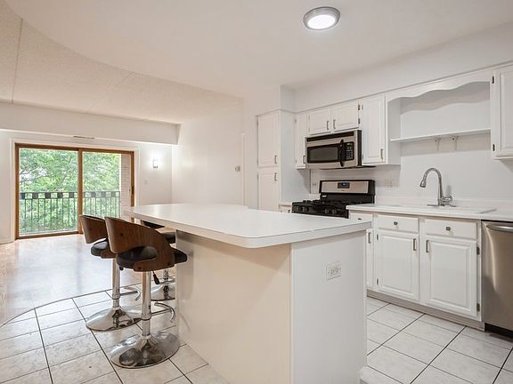 4th image of 7400 W Lawrence Ave Unit 329