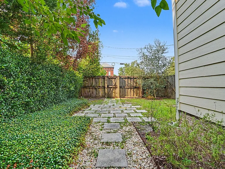 121 W Duffy St — Photo 35