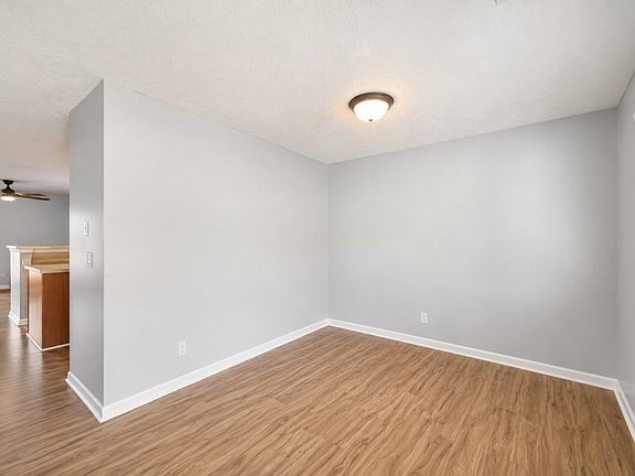 5th image of 141 Shadow Glen Dr