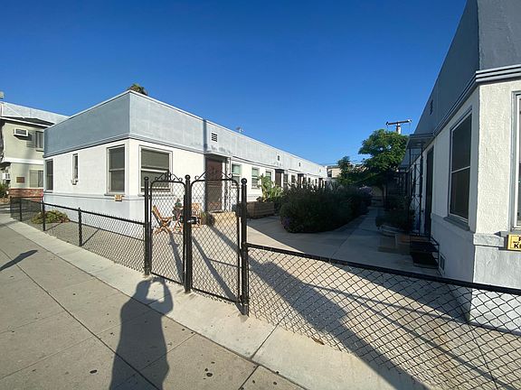3rd image of 2620 Santa Monica Blvd