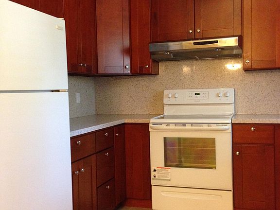3rd image of 664 Begonia Way APT 1