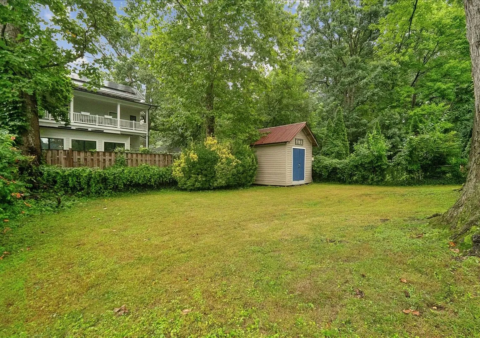Beautifully updated 4 BE Bungalow in Kensington, awesome deck overlooking large backyard! — Photo 3
