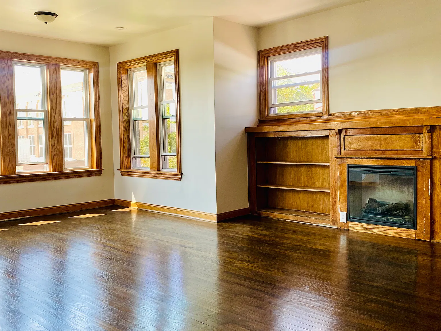 3 bed, $2,100 — Photo 2