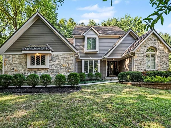 11852 Larsen St, Overland Park, KS 66210
