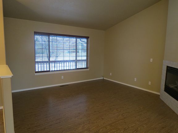 Wood laminate flooring in main areas