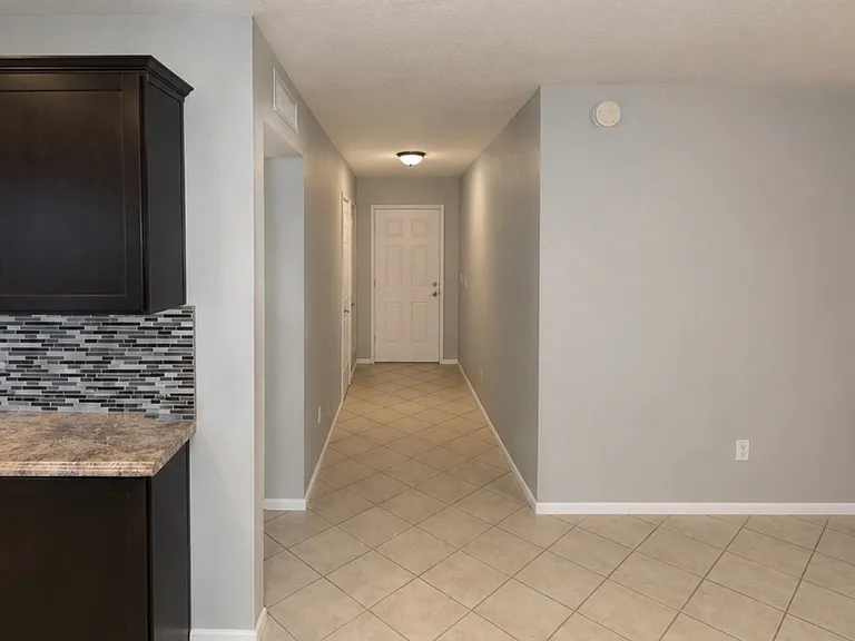 1137 W Manhatton Dr — Photo 2