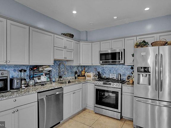 5th image of 526 Windsor St