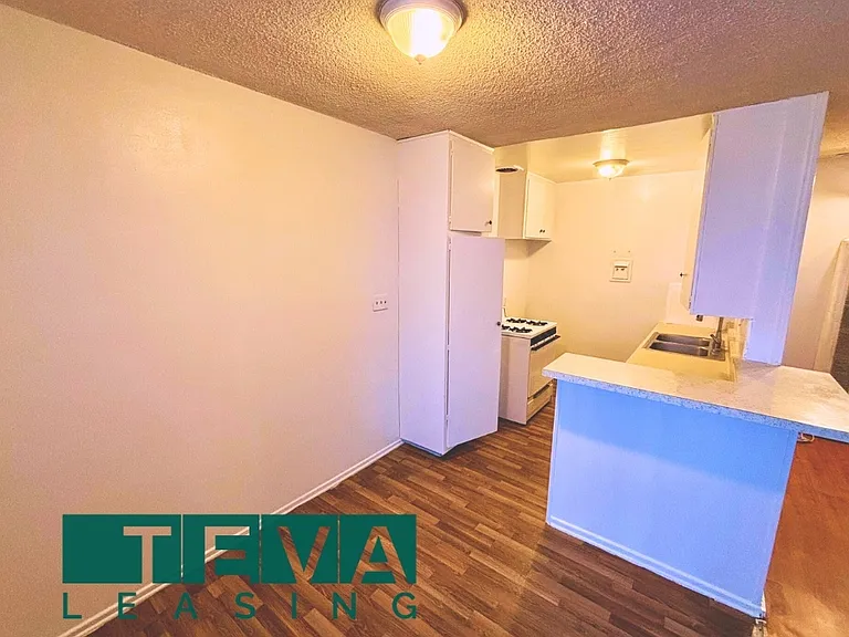 915 S Berendo St — Photo 3