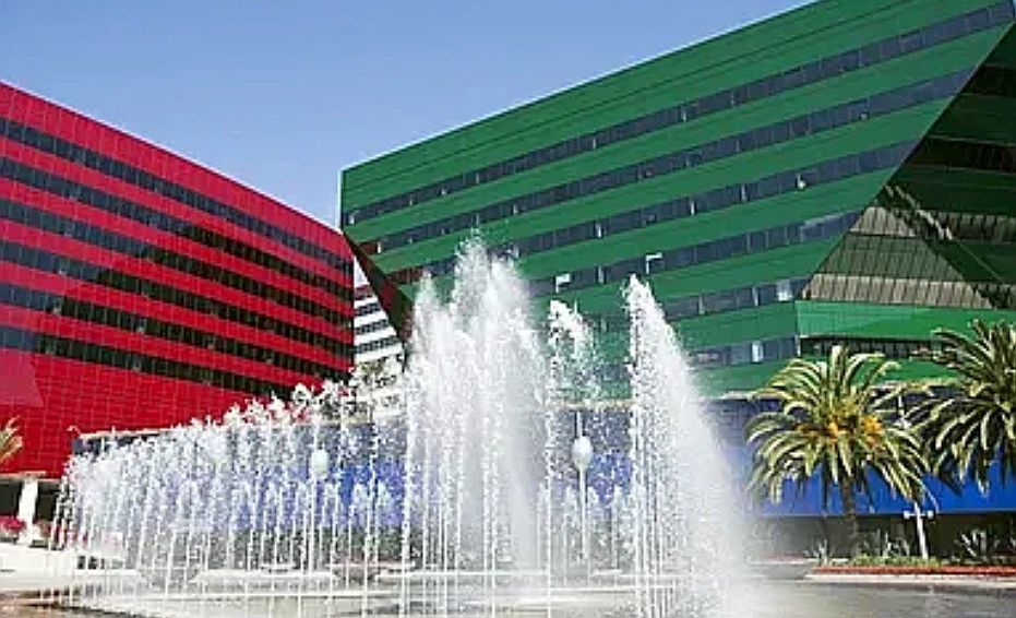 Located in the heart of Norma Triangle, Quiet, Serene, tailored to Professionals, Walking distance to all Amenities, Pride of West Hollywood.