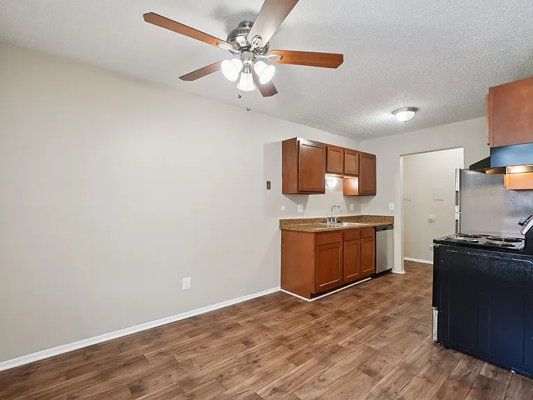 Rochester Square Apartments — Photo 34
