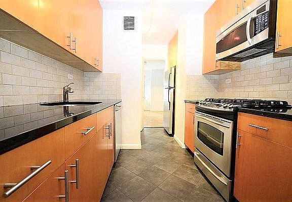 5th image of 184 E 72nd St #28A