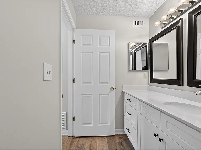 423 Granville Ct — Photo 4