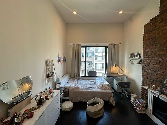 3rd image of 88 Clay St APT 4L