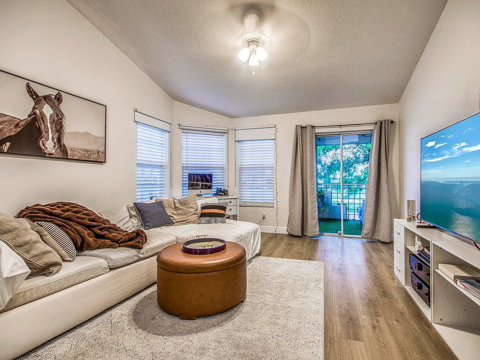 3 bed, 2.0 bath, 1310 sqft, $3,250 — Photo 4